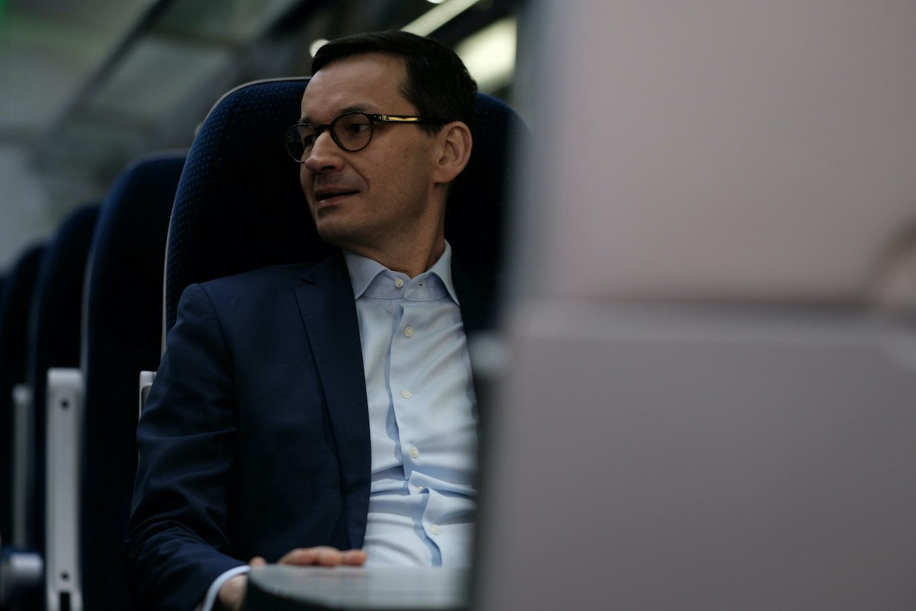 Premier Mateusz Morawiecki w pociągu (zdj. poglądowe).