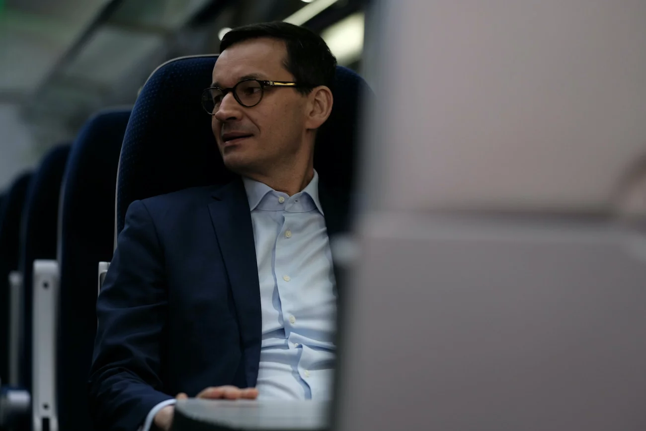 Premier Mateusz Morawiecki w pociągu (zdj. poglądowe). Premier Mateusz Morawiecki w pociągu (zdj. poglądowe).