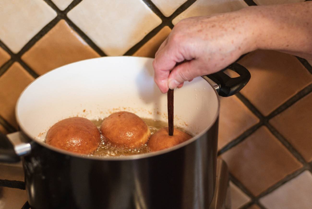 Przepis na pączki z przepisu prababci. Ulepszyłam o składnik Przepis na pączki z przepisu prababci. Ulepszyłam o składnik