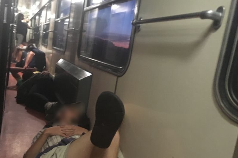 – W sumie, to ci na korytarzu mają wygodniej niż my w tym wąskim przedziale – można było usłyszeć.