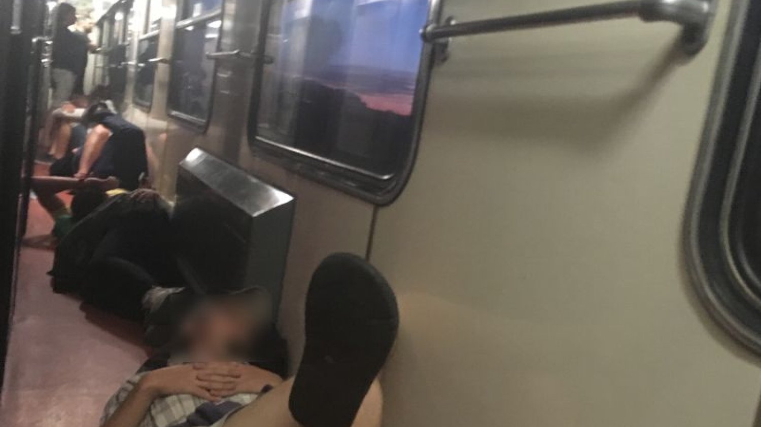 – W sumie, to ci na korytarzu mają wygodniej niż my w tym wąskim przedziale – można było usłyszeć.