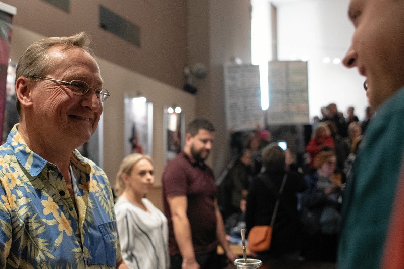 Na zdjęciu - Wojciech Cejrowski w kinie Wisła, temu spotkaniu towarzyszył protest mieszkańców.