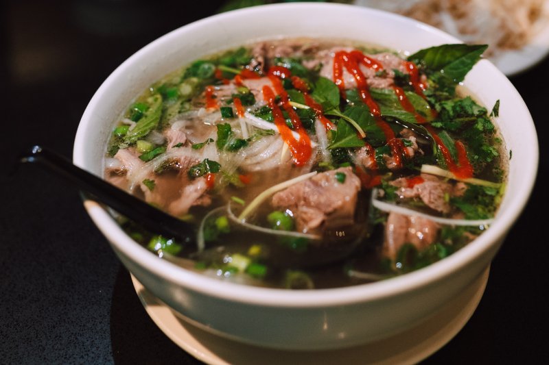 Jak zrobić zupę PHO? Przepis na wietnamski rosół, czyli idealna zupa PHO BO