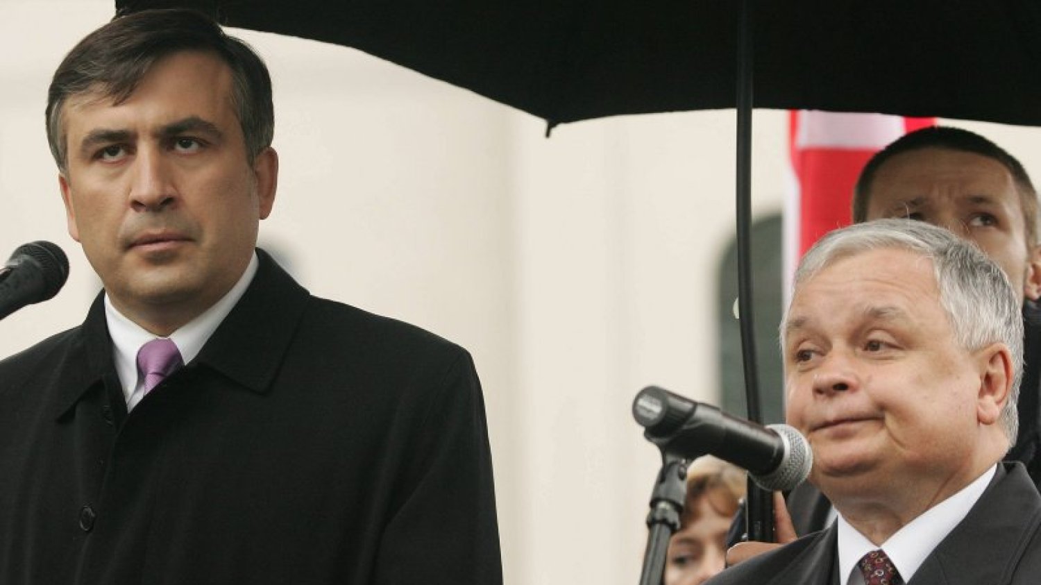 Micheil Saakaszwili w Polsce otoczony jest nimbem przyjaciela Lecha Kaczyńskiego. Tymczasem to coraz bardziej kłopotliwy gość.  Gruzińskie ministerstwo domaga się od Polski ustalenia, czy Saakaszwili przebywa na terenie naszego kraju.