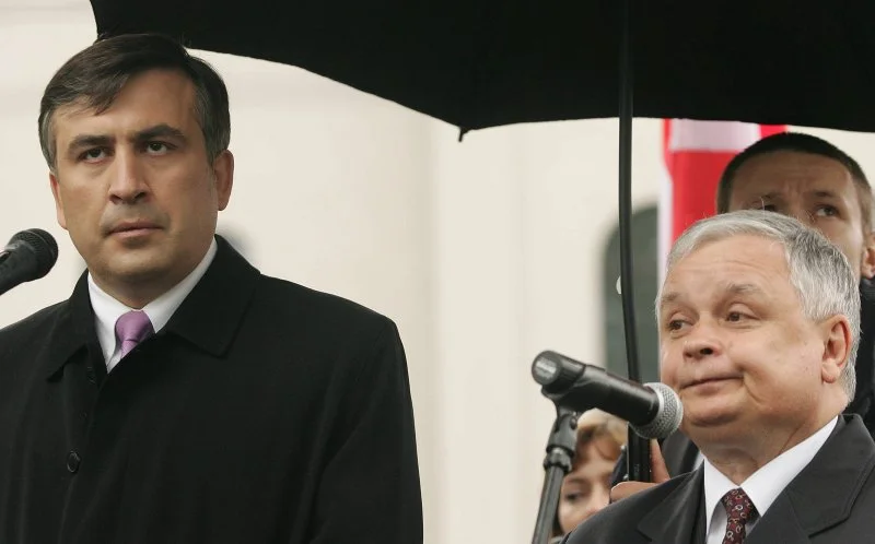 Micheil Saakaszwili w Polsce otoczony jest nimbem przyjaciela Lecha Kaczyńskiego. Tymczasem to coraz bardziej kłopotliwy gość. Gruzińskie ministerstwo domaga się od Polski ustalenia, czy Saakaszwili przebywa na terenie naszego kraju.