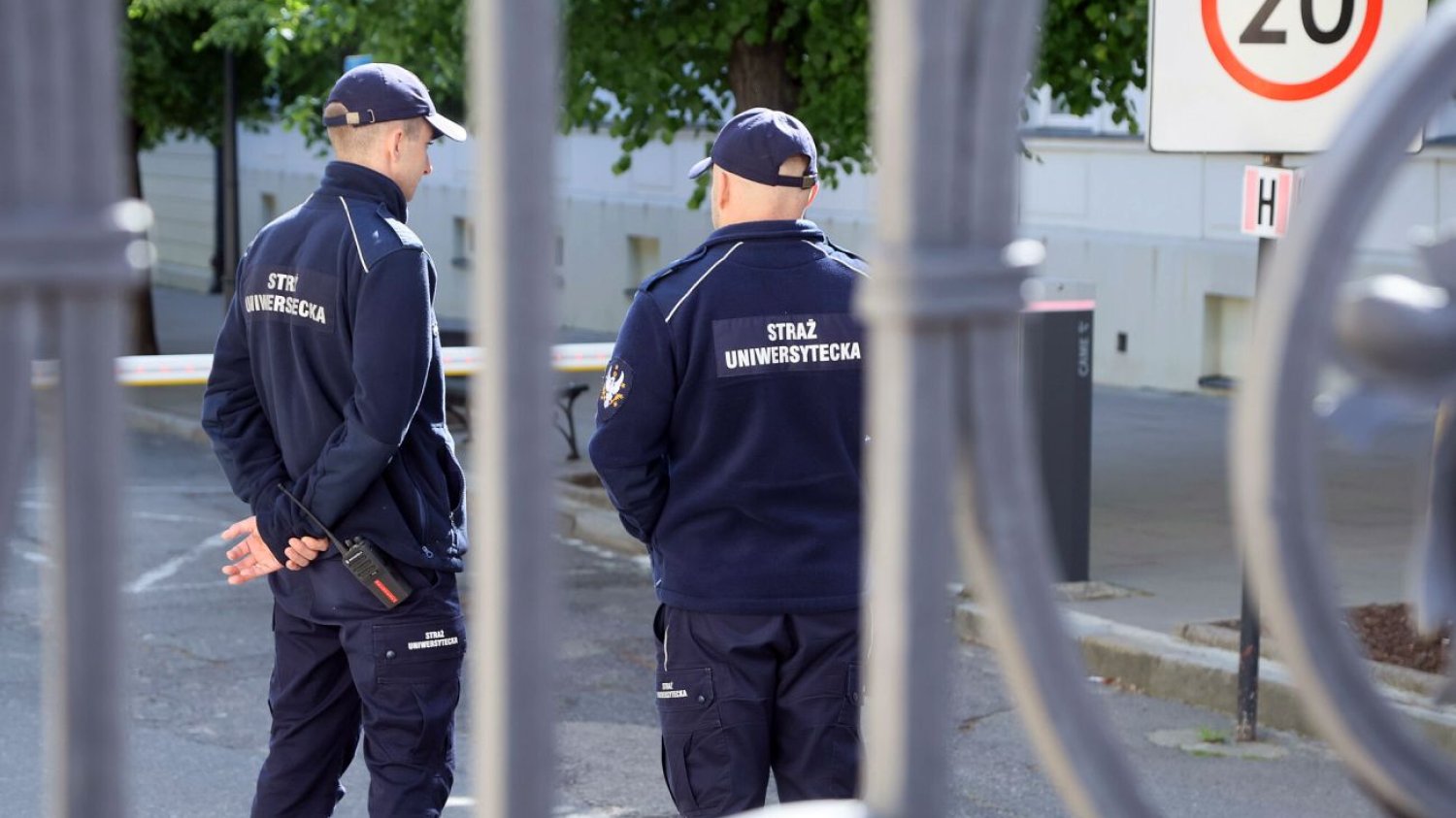 W ataku na Uniwersytecie Warszawskim ranny został jeden ze strażników. Jest już w domu z rodziną, tam będzie przechodził rehabilitację
