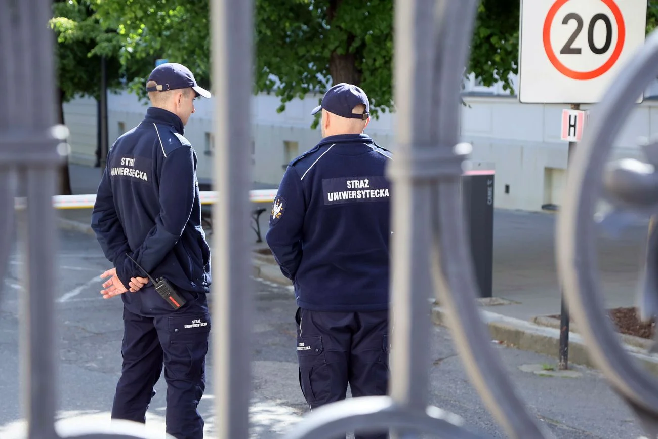 W ataku na Uniwersytecie Warszawskim ranny został jeden ze strażników. Jest już w domu z rodziną, tam będzie przechodził rehabilitację W ataku na Uniwersytecie Warszawskim ranny został jeden ze strażników. Jest już w domu z rodziną, tam będzie przechodził rehabilitację