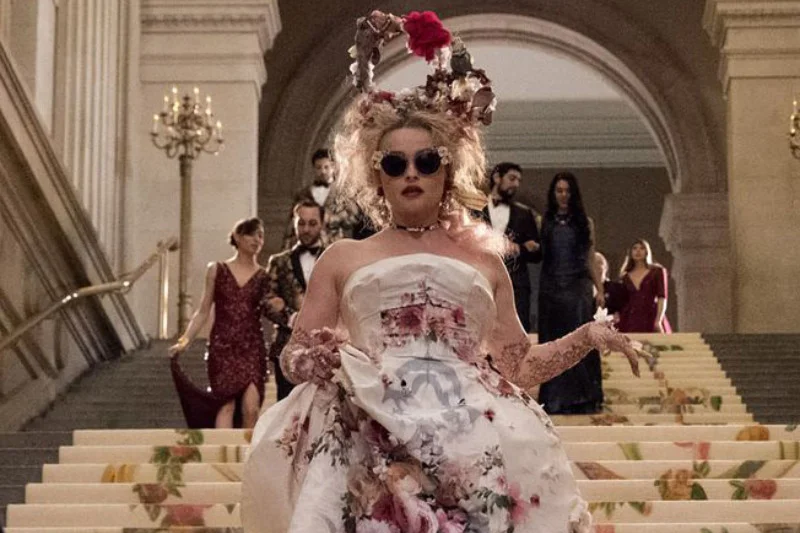 Helena Bonham Carter wcieliła się w postać specyficznej projektantki, która dba o stylizację znanej aktorki na galę MET.