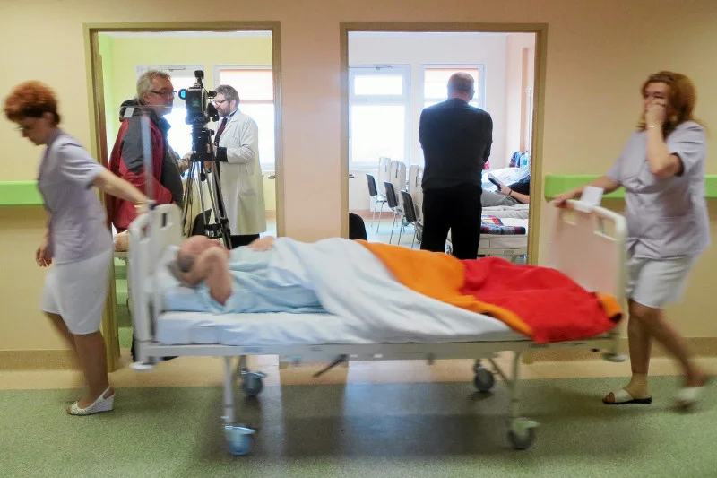 Łóżko bywa w szpitalu towarem deficytowym.