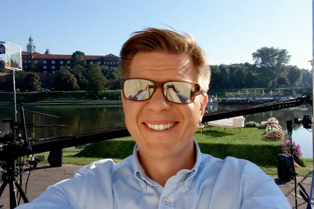 Chajzer szuka wandala tablicy pamięci.