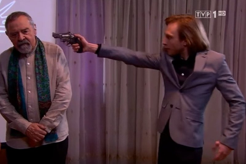 Takiej sceny w "Klanie" jeszcze nie widziałeś. Strzelanina i śmierć guru to najśmieszniejszy filmik dnia