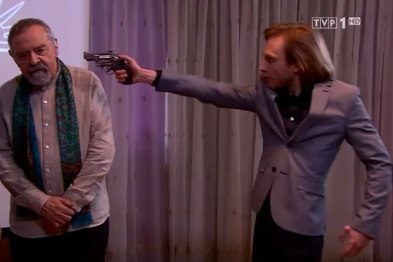 Takiej sceny w "Klanie" jeszcze nie widziałeś. Strzelanina i śmierć guru to najśmieszniejszy filmik dnia