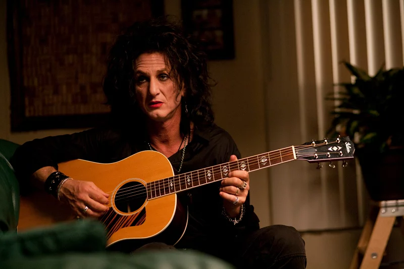 Sean Penn jako Cheyenne daje się namówić na akompaniament na gitarze