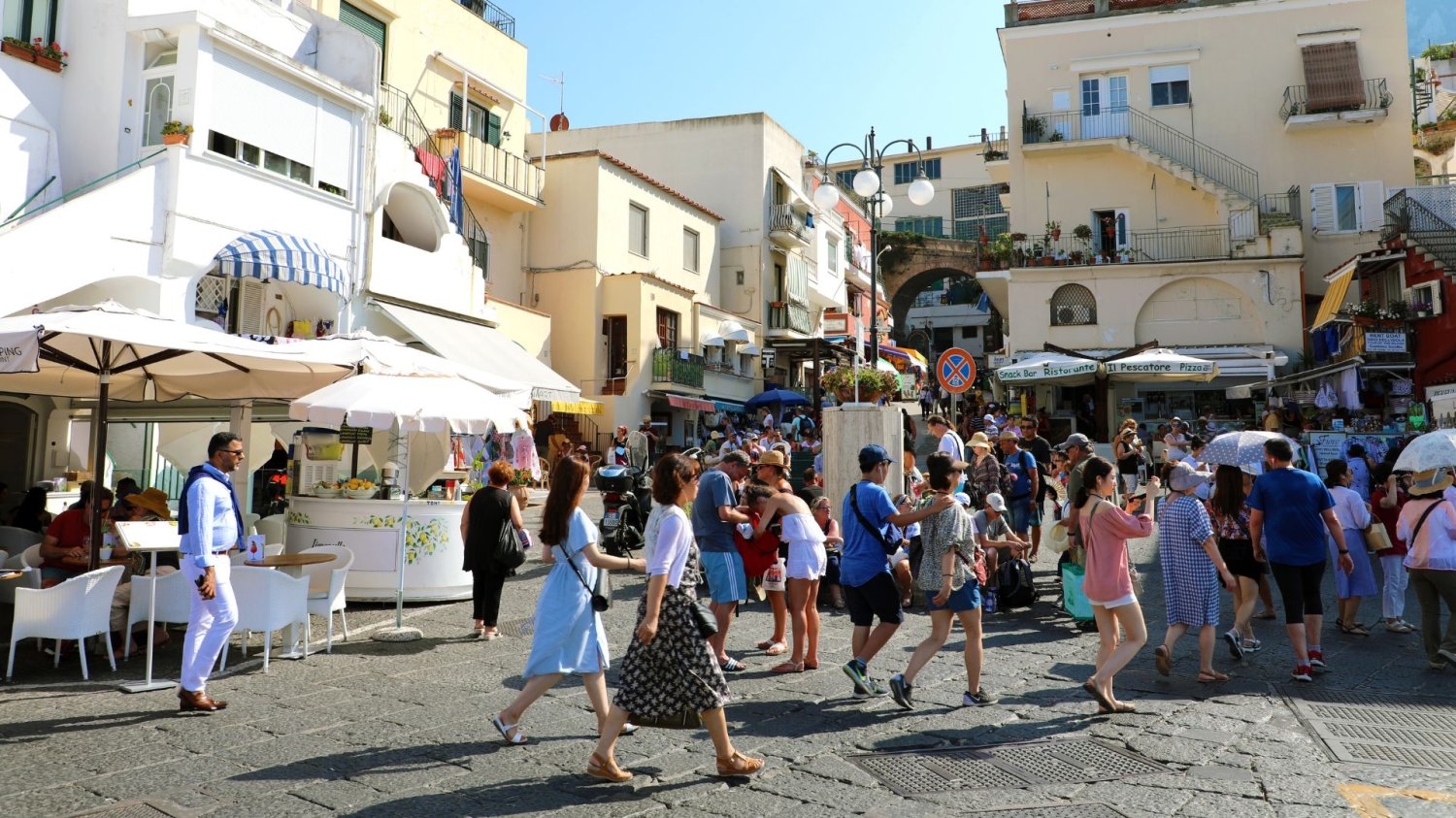 Nowe zasady dla turystów na Capri we Włoszech Na Capri będą ograniczenia dla grup turystów