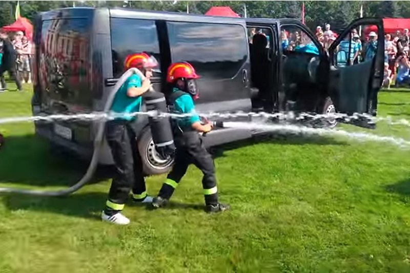 Młodzi w Licheniu garną się do tamtejszej OSP. Waldemar Pawlak, były premier ostrzega, że rząd zabiera pieniędze na szkolenie młodzieży.