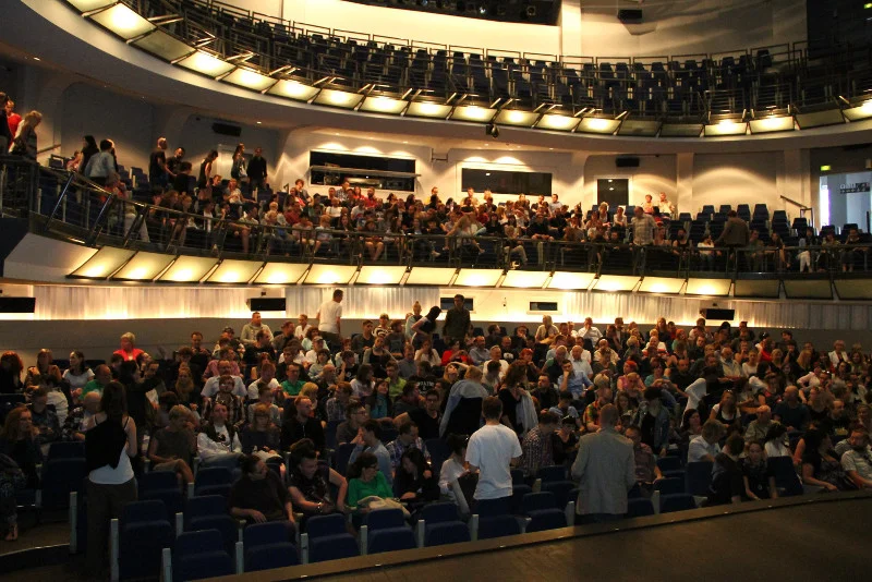 Widzowie w Teatrze Polskim we Wrocławiu przed premierą jednej z obrazoburczych sztuk.