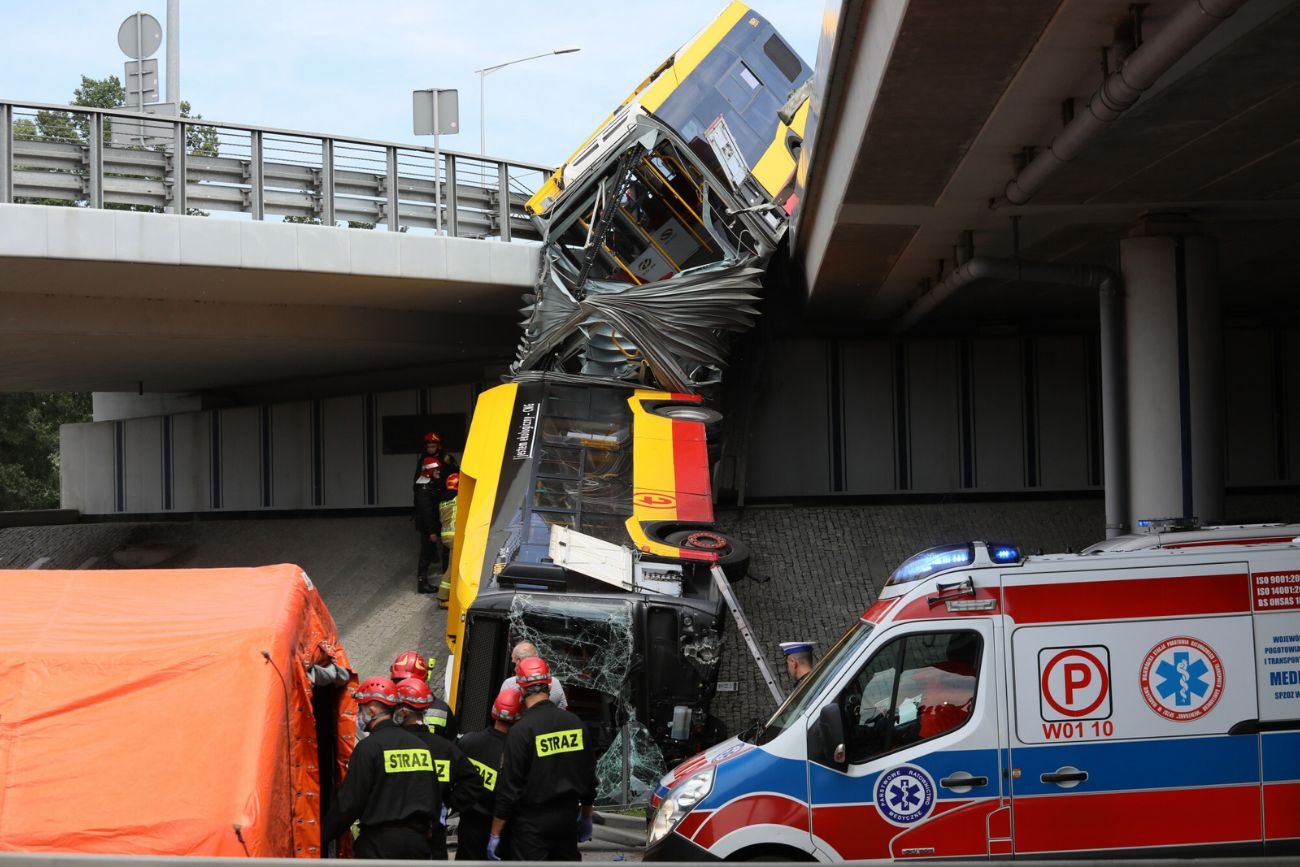 W 2020 roku autobus spadł z mostu w Warszawie. Na miejscu zginęła jedna osoba