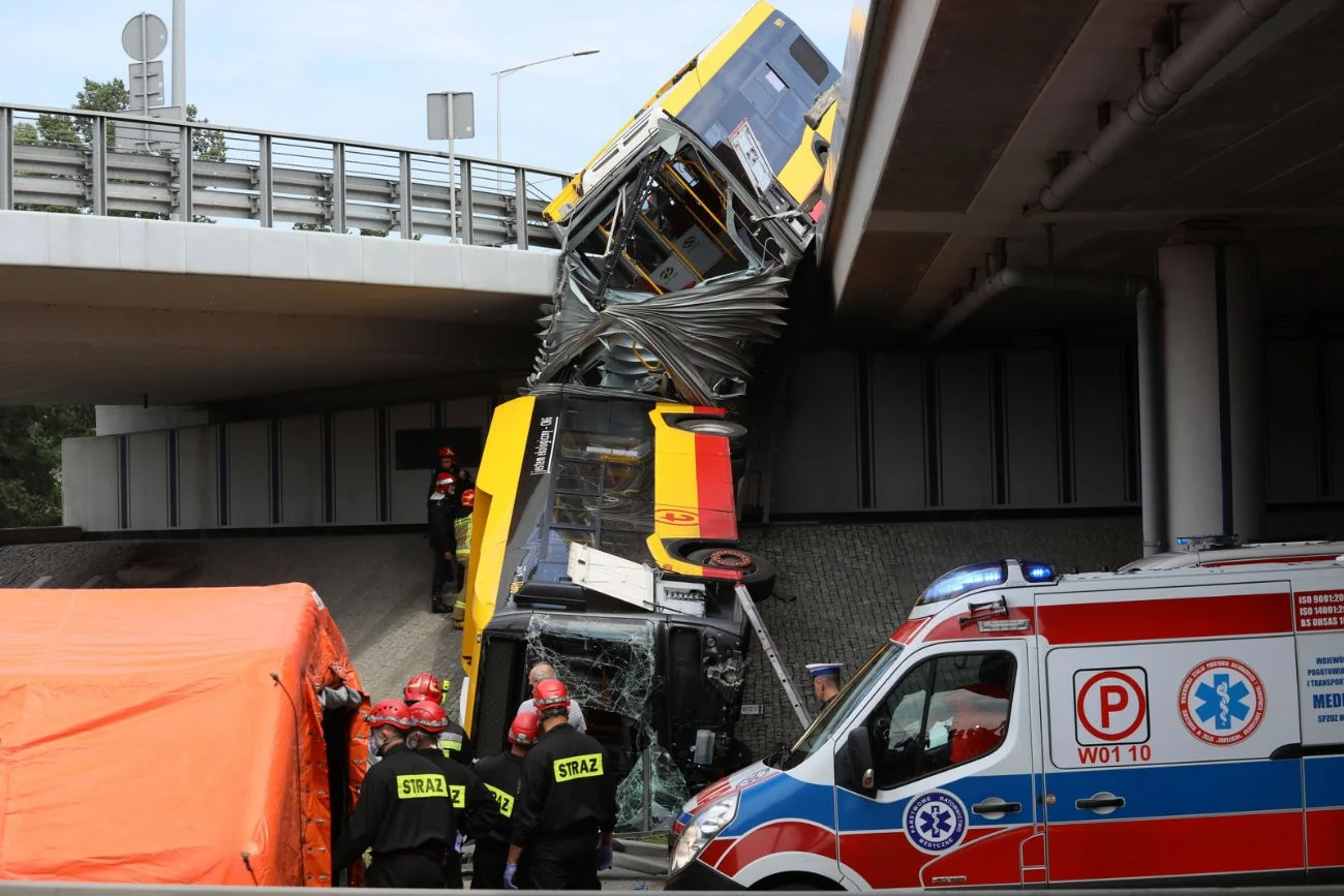 W 2020 roku autobus spadł z mostu w Warszawie. Na miejscu zginęła jedna osoba