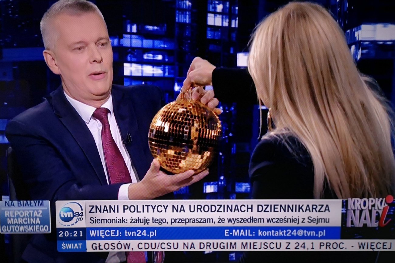 Monika Olejnik wręczyła kulę dyskotekową Tomaszowi Siemoniakowi na wizji. To przytyk do imprezy u Mazurka