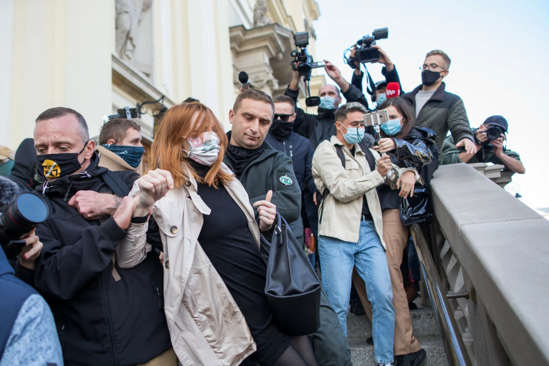 Te zdjęcia znamy wszyscy. Robert Bąkiewicz "wyprowadza" protestującą kobietę z kościoła