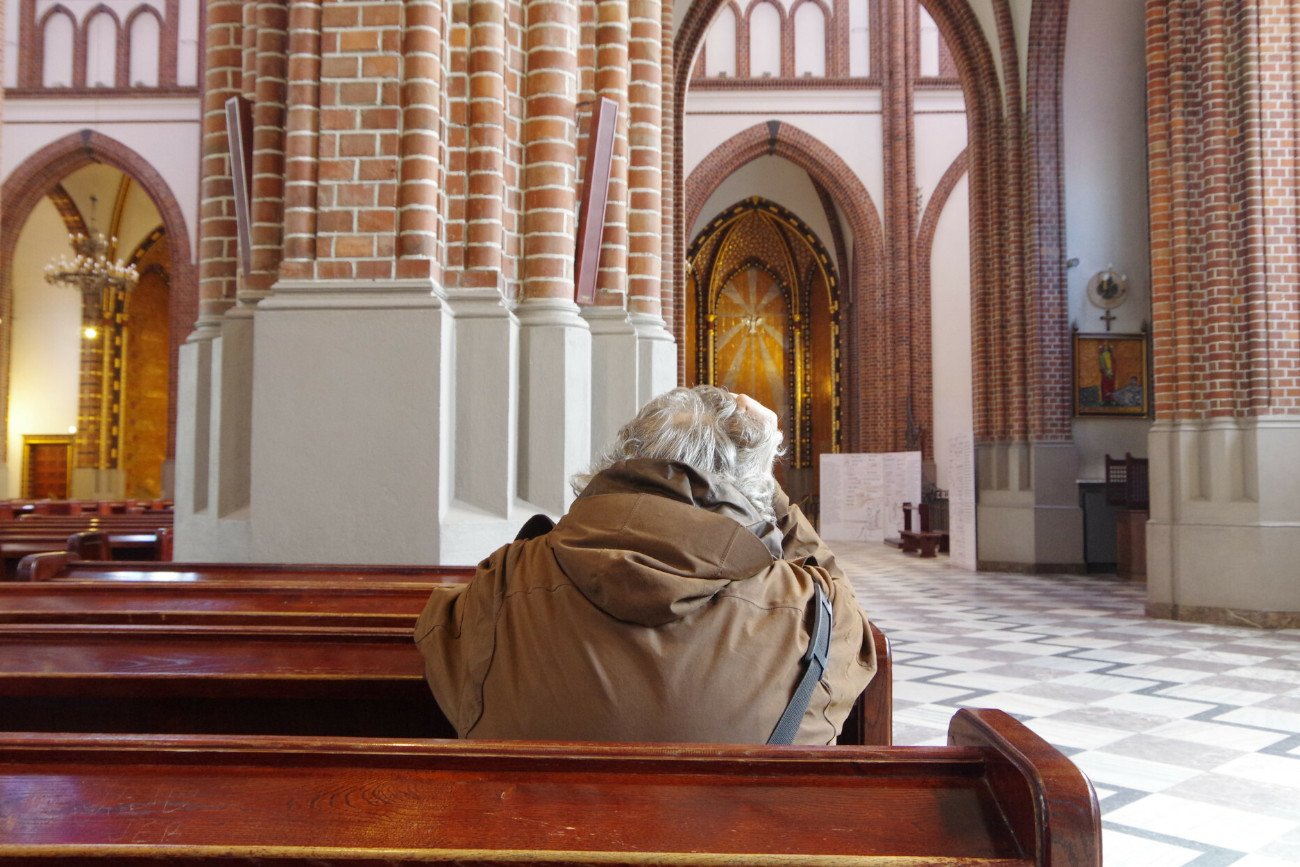 To już coś więcej niż tylko sygnał alarmowy. Praktykujący katolicy w Polsce są mniejszością. Raport o Kościele w Polsce. Nie tylko liczba katolików na mszach to problem dla episkopatu.