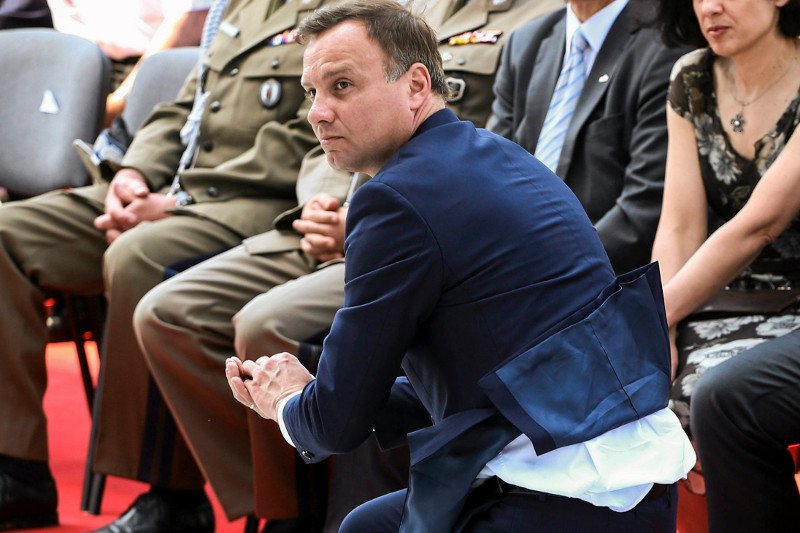 Andrzej Duda uratował spadającą hostię podczas obchodów Święta Dziękczynienia w Wilanowie.