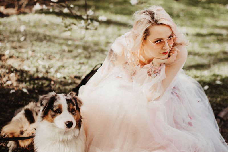 Katarzyna udziela online porad parom, które organizują swój ślub.