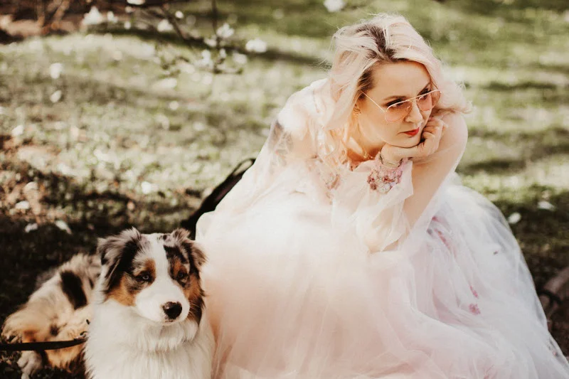 Katarzyna udziela online porad parom, które organizują swój ślub.