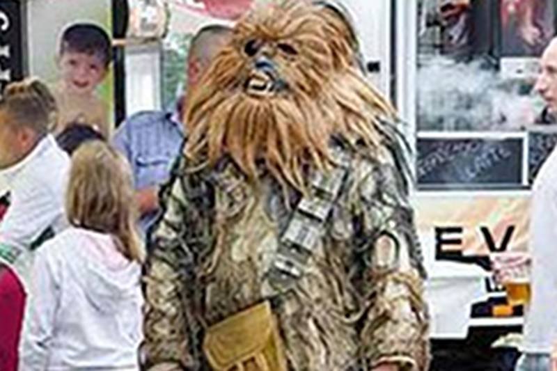 Jerzy Jurecki w przebraniu Chewbacci