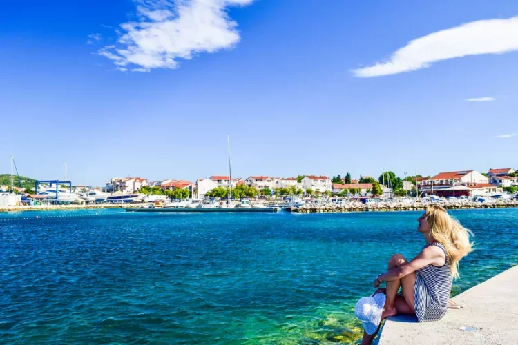 Chorwacka Wspólnota Turystyczna w specjalnym komunikacie poinformowała, że od 18 czerwca wszyscy podróżujący z Polski do Chorwacji są zwolnieni z obowiązku przedstawienia negatywnego wyniku testu