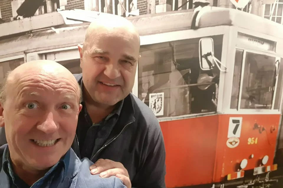 Jeżeli podróż sentymentalna, to tylko z Arturem Barcisiem. No i koniecznie tramwajem!