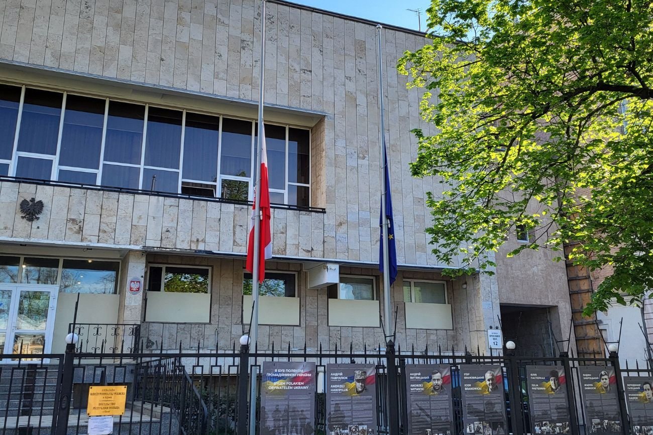 Polska ambasada w Kijowie (na zdjęciu) została ostrzelana przez Rosjan
