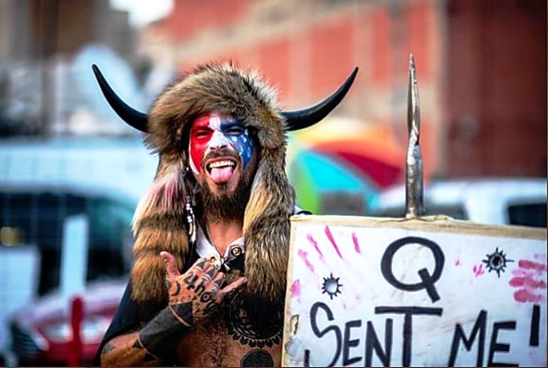 Kim jest Jake Angeli / Q Szaman w charakterystycznym kasku z rogami, który często pojawia się na zdjęciach z zamieszek na Kapitolu?