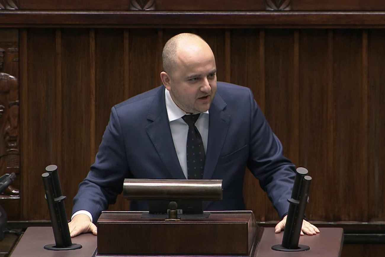 Dariusz Matecki w Sejmie. Jego wystąpieniu towarzyszy okrzyki "hańba"