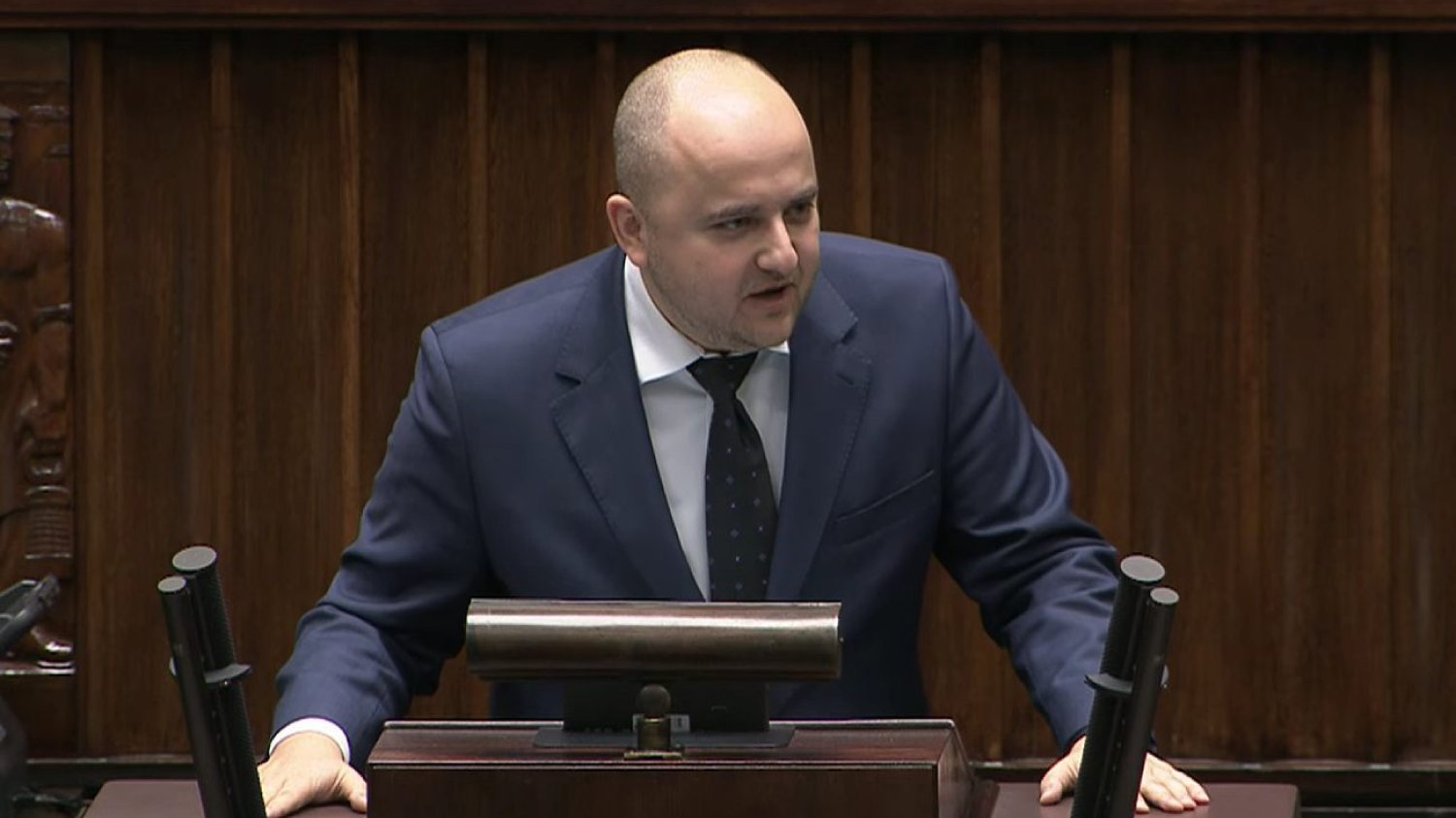 Dariusz Matecki w Sejmie. Jego wystąpieniu towarzyszy okrzyki "hańba"