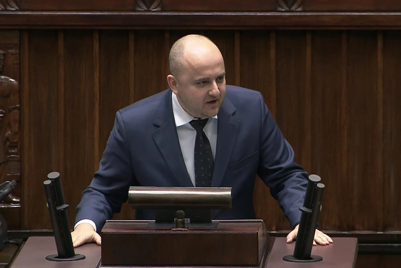 Dariusz Matecki w Sejmie. Jego wystąpieniu towarzyszy okrzyki "hańba"
