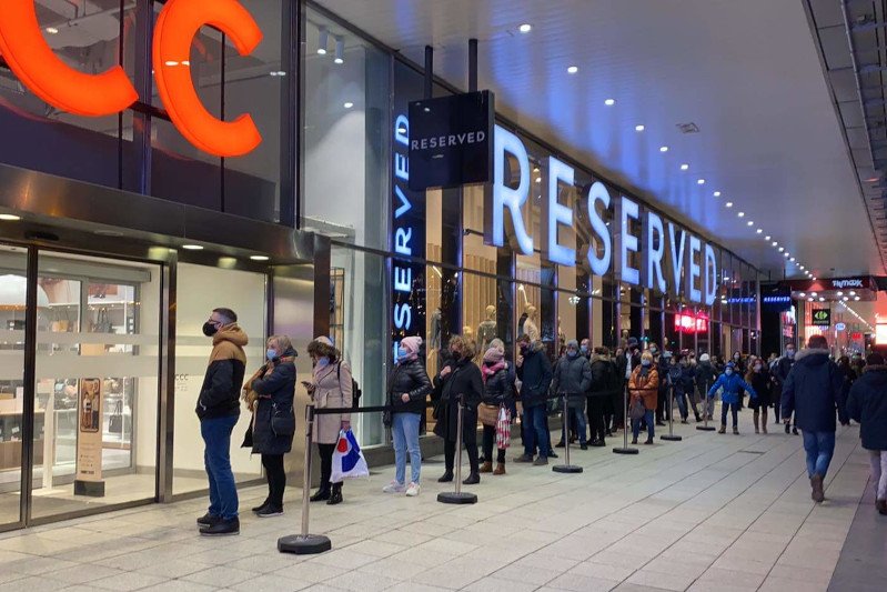 Długa kolejka przed CCC przy Marszałkowskiej w Warszawie. Sklep wprowadził promocję na buty.