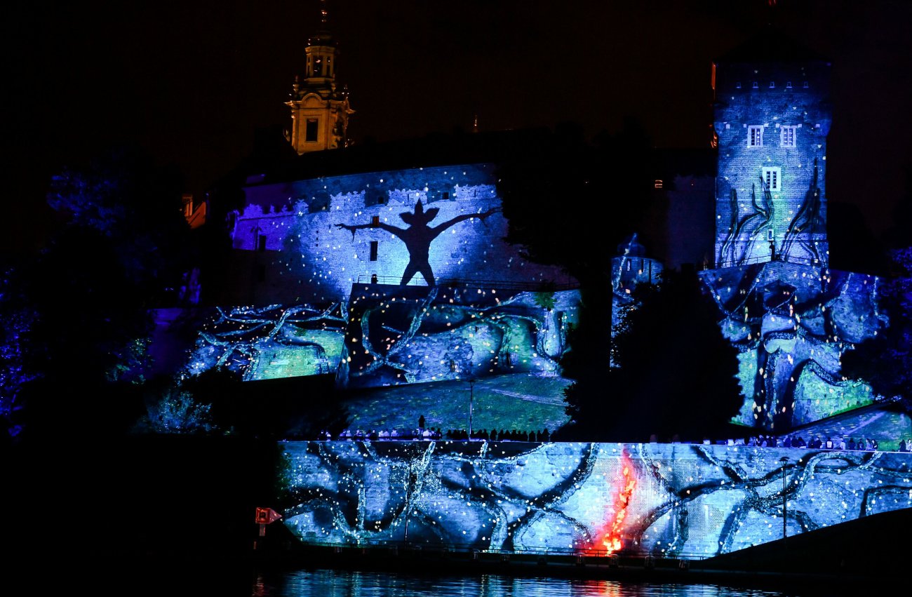 Kraków. Iluminacje na Wawelu w ramach "Stranger Things Day".