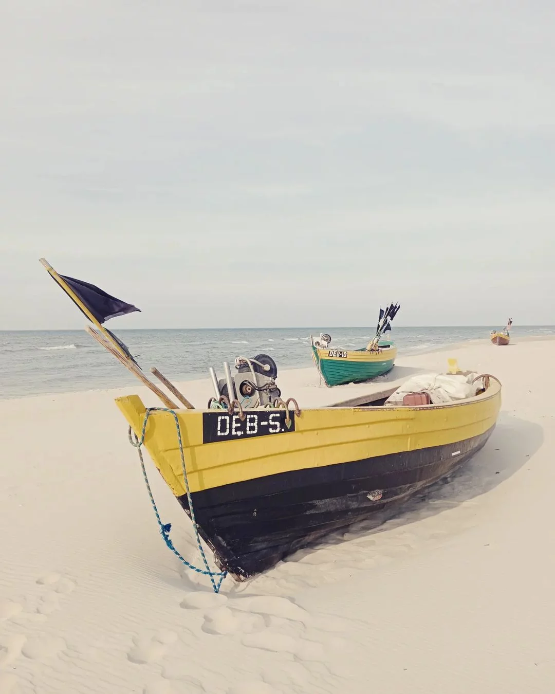 Kutry rybackie na plaży w Dębkach.