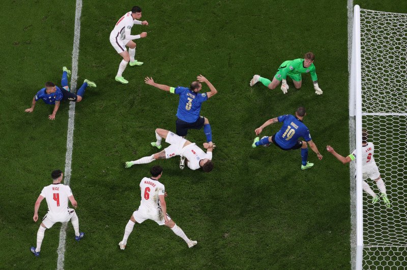 W zamieszaniu w polu karnym najlepiej odnalazł się Leonardo Bonucci, dając Włochom wyrównanie