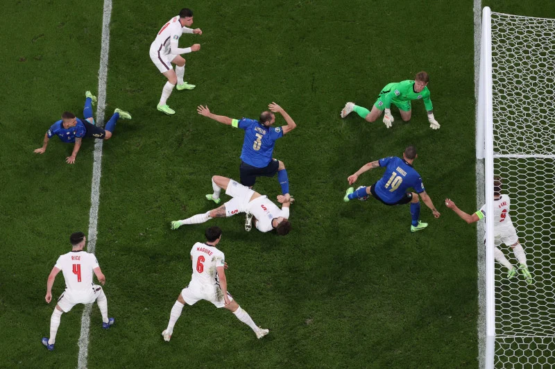 W zamieszaniu w polu karnym najlepiej odnalazł się Leonardo Bonucci, dając Włochom wyrównanie