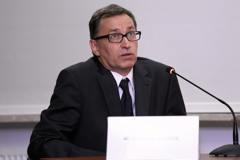 Doktor Jarosław Szarek podczas przesłuchania przez Kolegium IPN.