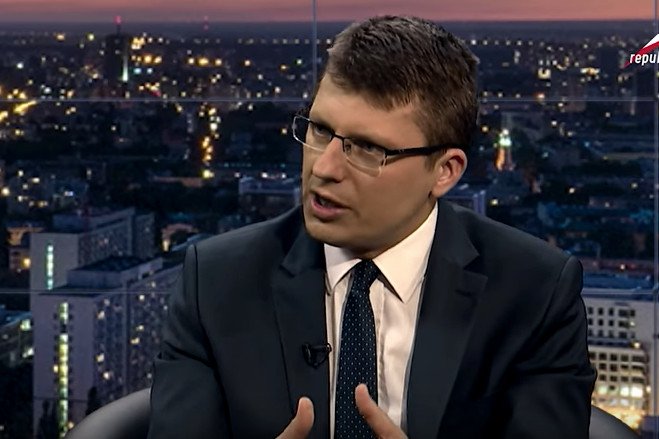 Wiceminister Marcin Warchoł przekonywał w sobotę Niemców do projektów sądowniczych PiS. Jednak widownią jego berlińskiego wystąpienia byli głównie Polacy.