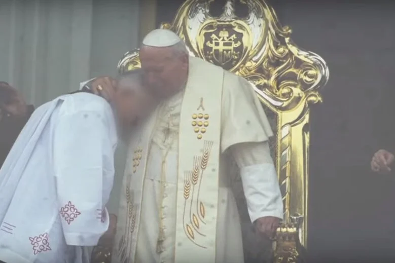 Kadr z filmu Tomasza Sekielskiego "Tylko nie mów nikomu". Na zdjęciu archiwalnym papież Jan Paweł II z kustoszem sanktuarium w Licheniu, ks. Eugeniusz M.