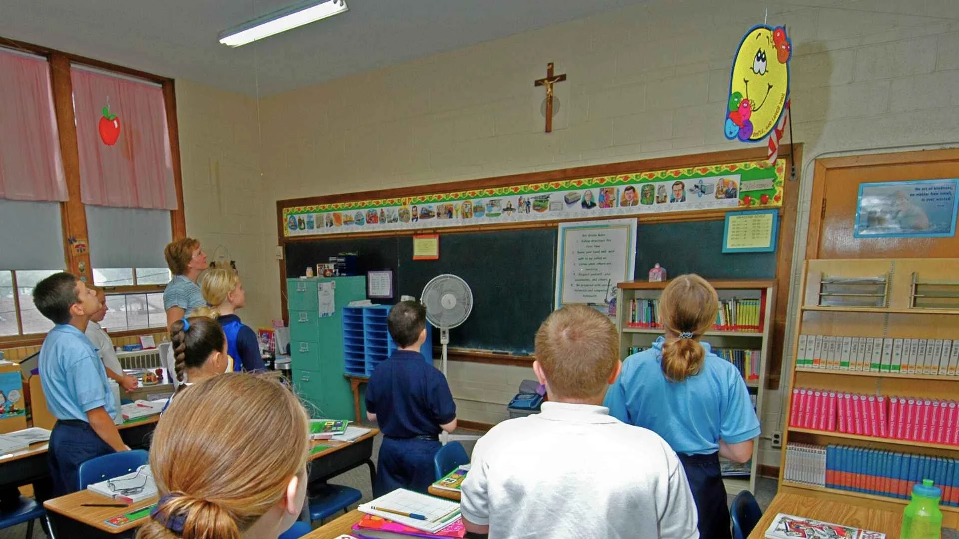 Religia w szkołach będzie inna. Biskupi ogłaszają zmiany i wbijają szpilę MEN