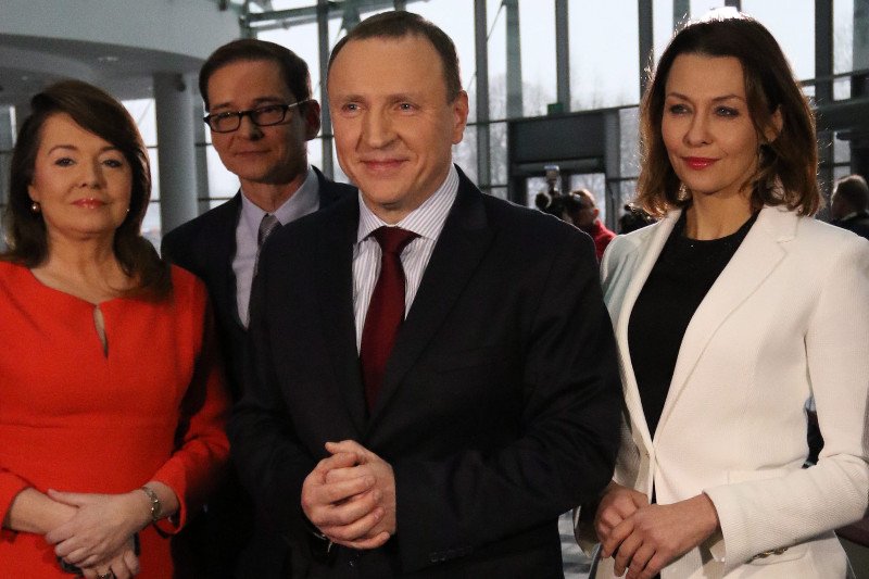 PiS wyrzuca ich kolegów, oni pracują dalej. Dziennikarze TVP i PR zostają, więc godzą się na zmiany?