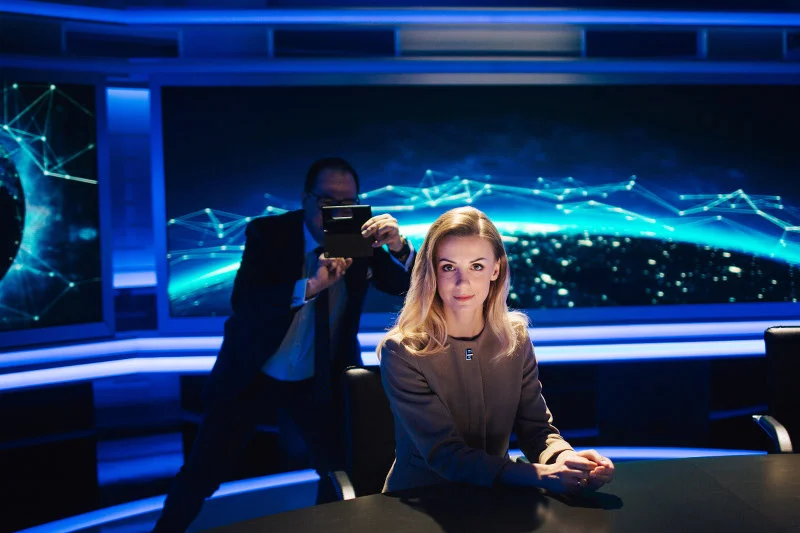Joanna Dunikowska będzie jedną z czworga prowadzących "24 godziny". W tle Jarosław Kulczycki. Po dziennikarzach Nowej widać, że czują radość tuż przed startem telewizji