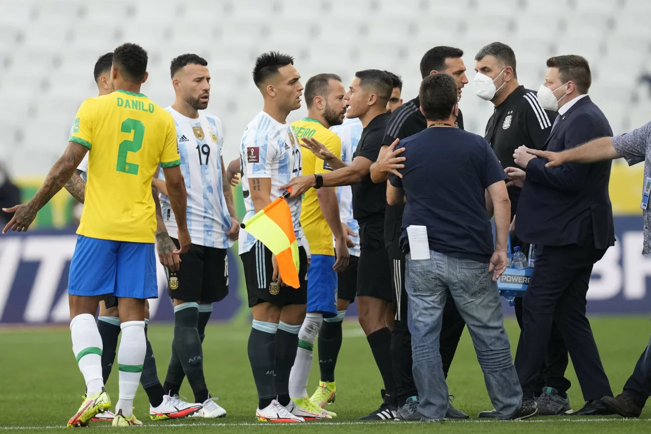 Dwie minuty zdołali rozegrać piłkarze Brazylii i Argentyny w meczu eliminacyjnym do mistrzostw świata w Katarze.