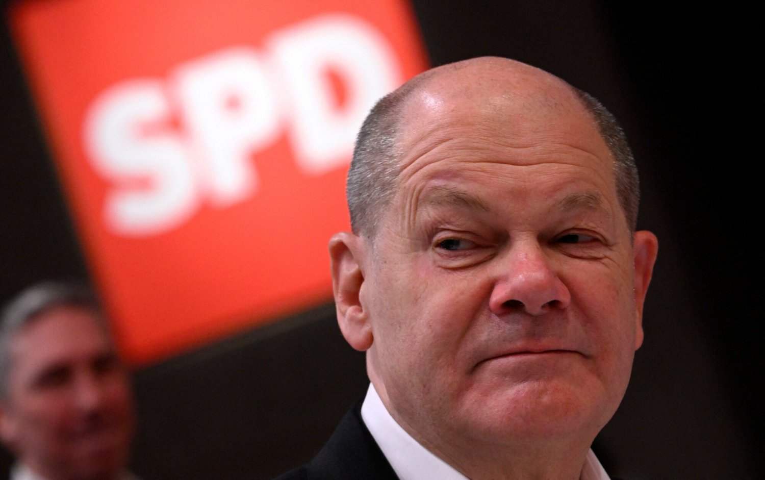 Kanclerz Olaf Scholz po przegranej SPD w Brandenburgii może stracić wszystko. Na zdjęciu kanclerz Niemiec Olaf Scholz na tle logo swojej partii, czyli socjaldemokratycznej SPD.