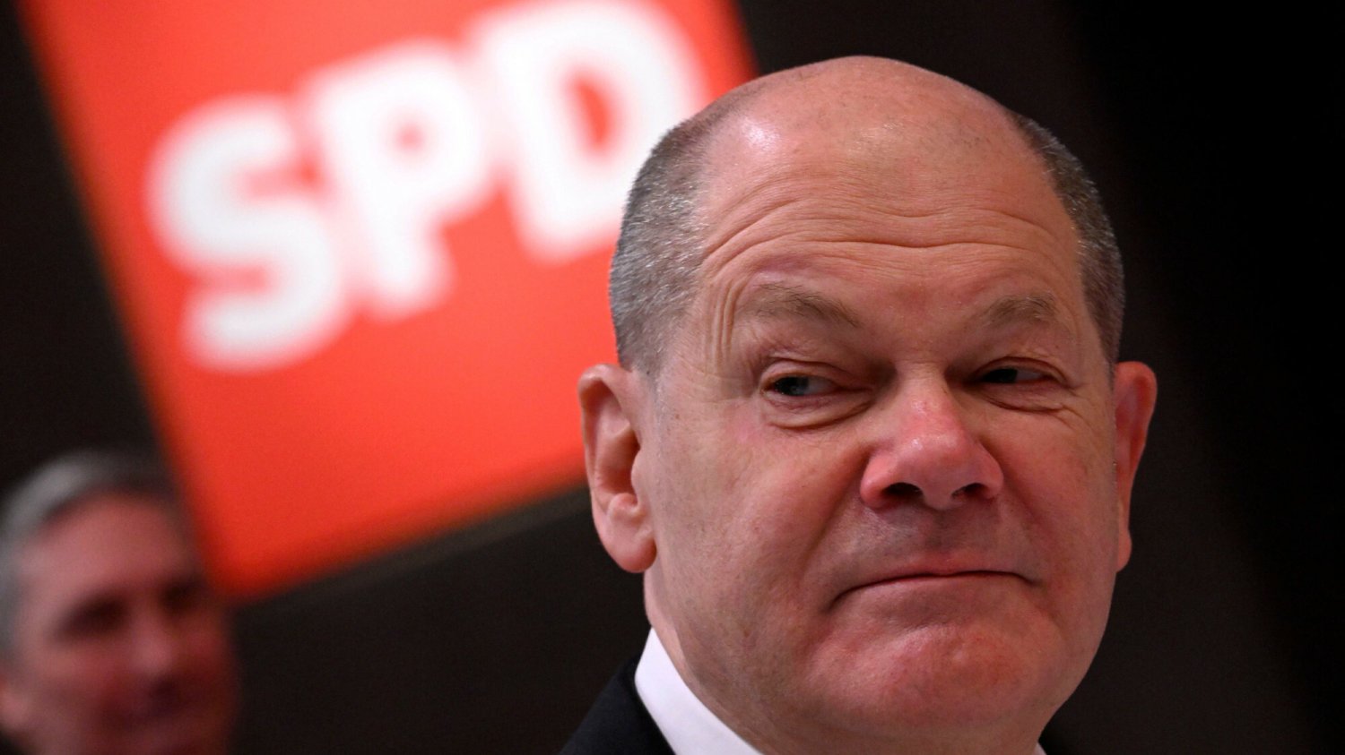 Kanclerz Olaf Scholz po przegranej SPD w Brandenburgii może stracić wszystko. Na zdjęciu kanclerz Niemiec Olaf Scholz na tle logo swojej partii, czyli socjaldemokratycznej SPD.